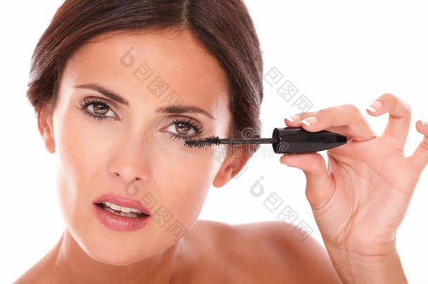 漂亮女人用化妆刷刷刷睫毛