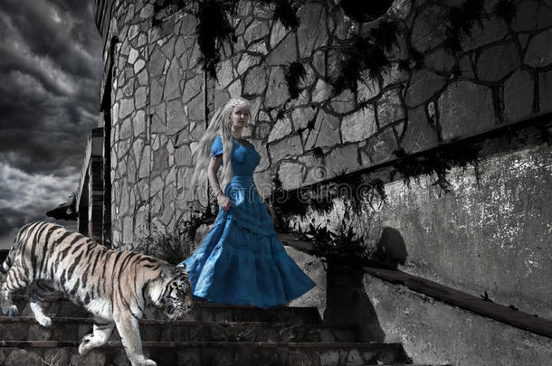 魔幻场景-童话故事中的奇幻公主和一只老虎站在古老的塔楼台阶上