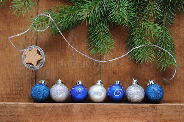 圣诞卡与<strong>装饰</strong>-银线，圣诞树和<strong>彩球</strong>。