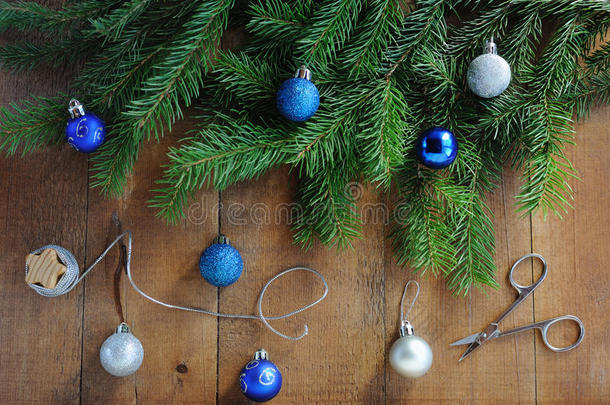 圣诞卡与装饰-银线，剪刀，圣诞树和彩球。