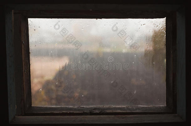 雨滴落在<strong>镜框</strong>的玻璃上