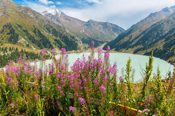 壮观的大阿拉木图湖，亚洲哈萨克斯坦阿拉木图的<strong>天山山脉</strong>