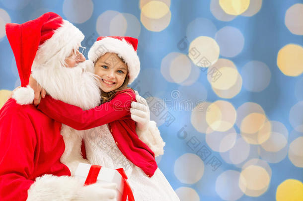 带着圣诞老人微笑的小女孩