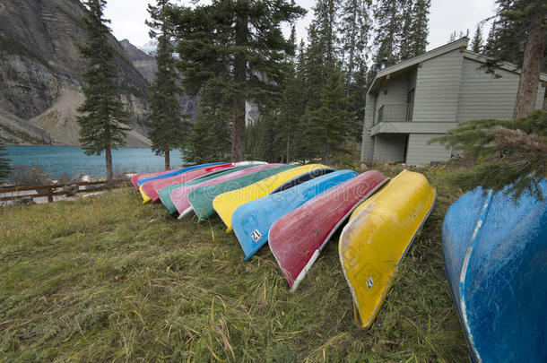 加拿大亚伯达省班夫莫林湖的独木舟。