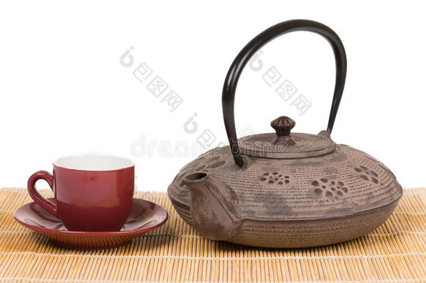 铁<strong>制茶</strong>壶，红茶杯放在木垫子上。
