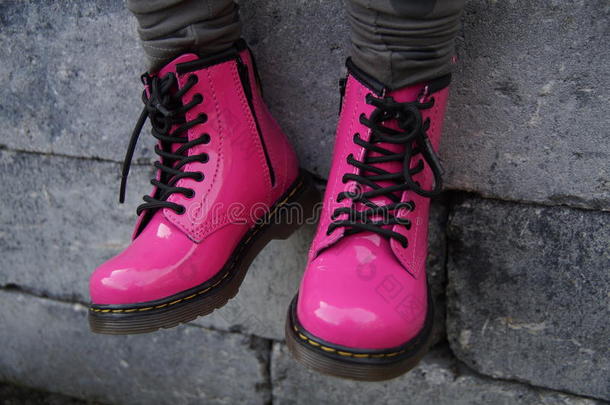 粉红朋克女孩或女鞋的另类选择-坐硬