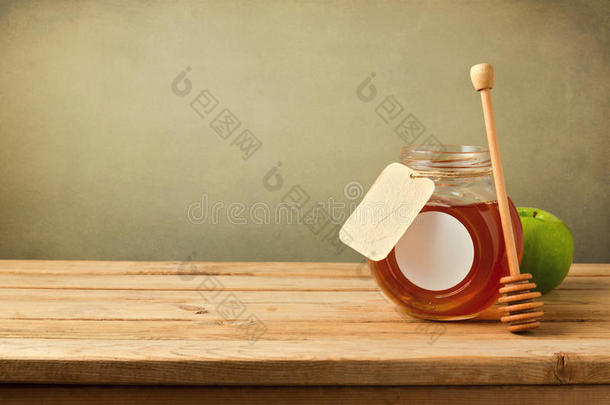 蜂蜜和苹果放在有复印空间的木桌上