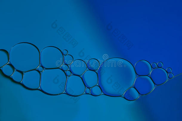 水面上有蓝色的<strong>油滴</strong>和气泡