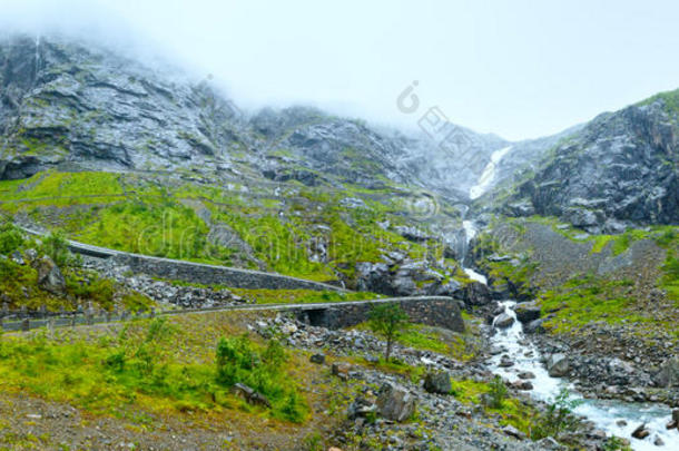 云多云的小山风景<strong>朦胧</strong>