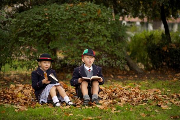 兄妹俩坐在树叶间看书