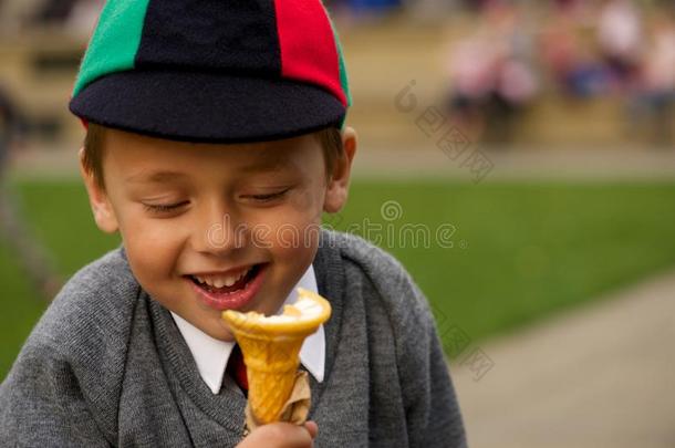 穿着制服的微笑男<strong>生吃</strong>冰淇淋的特写镜头