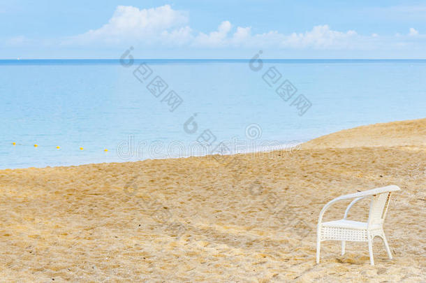 海边沙滩<strong>上</strong>的<strong>一张</strong>空椅子