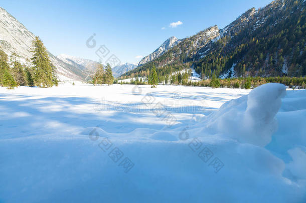 初冬下雪，晚秋下雪。深秋时节阿尔卑斯山的雪山景观。