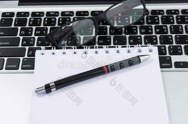 空白商务笔记本电脑、鼠标、笔和眼镜