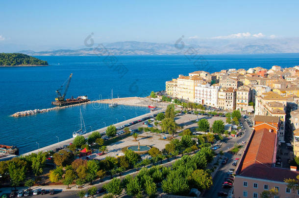 从希腊科孚岛的新要塞俯瞰科孚城和威尼斯人区的全景。