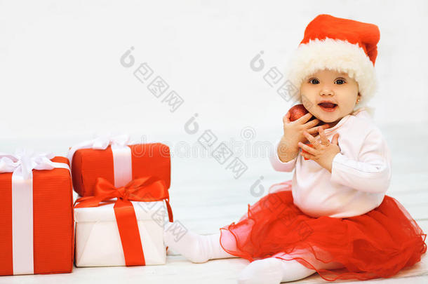 圣诞节和人的概念-快乐的微笑宝宝与礼物