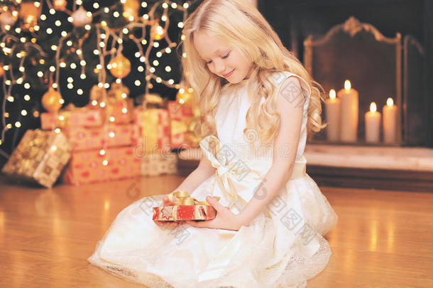 圣诞节，庆祝，节日，圣诞节的概念-快乐的小女孩