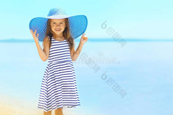 暑假，假期，旅游和人的概念-漂亮的小女孩
