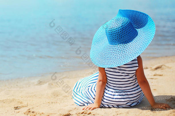 <strong>暑假</strong>，假期，旅游和人的概念-漂亮的小女孩
