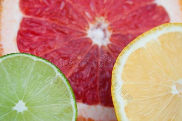 新鲜多彩的热带水果-柠檬，酸橙，葡萄柚