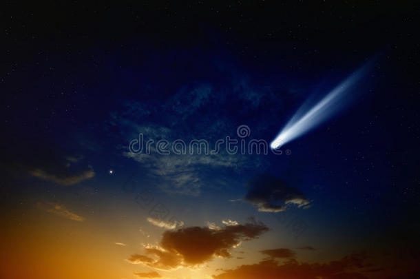 夕阳中的彗星