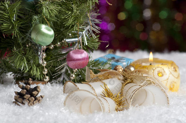 背景为蜡烛、铃铛、礼物、圆锥体和亮点的圣诞静物。