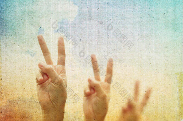 双手举起双手，象征和平或胜利。