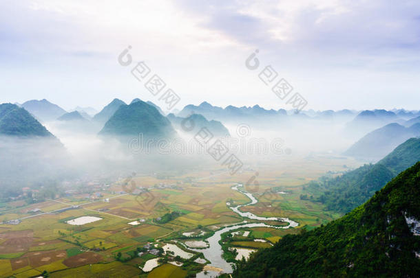 越南风景：稻田里有一条河，在泰少数民族的山谷里，巴松朗森越南