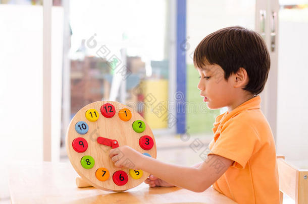 蒙台梭利教育钟表玩具小男孩学习时间