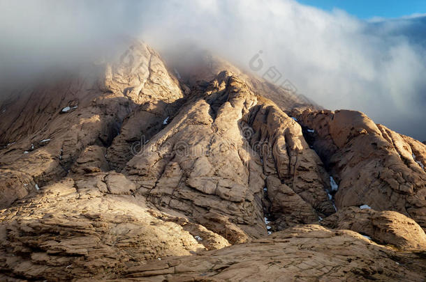 沙漠山上的云