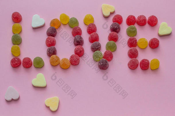 用糖果拼成的“爱”这个词