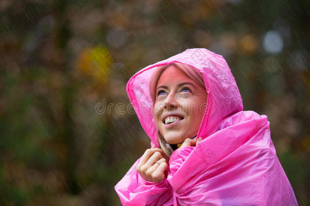 穿着雨衣的年轻女子享受<strong>秋雨</strong>季节