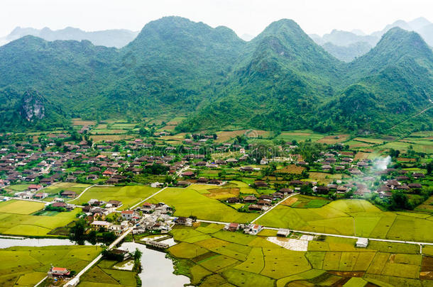 越南风景：稻田里有一条河，在泰少数民族的山谷里，巴松朗森越南