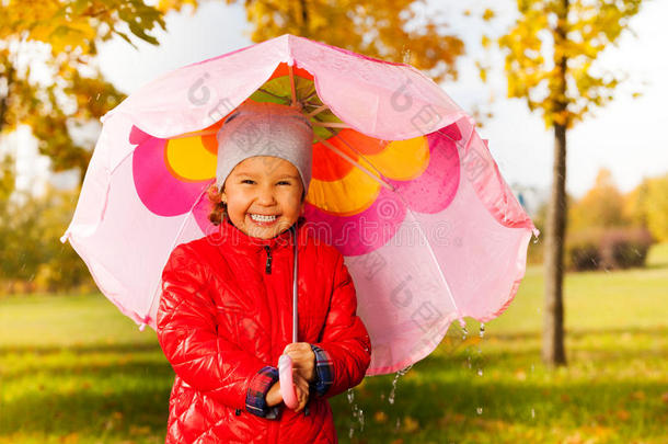 雨中撑伞的笑女孩