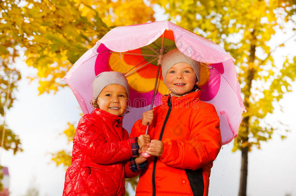 男孩和女孩在雨中一起<strong>撑伞</strong>