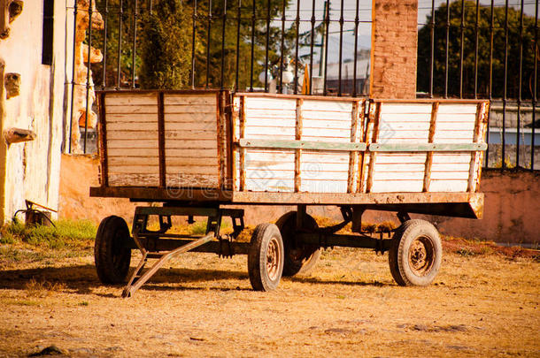 一张老旧的马车停在庄园里的照片。