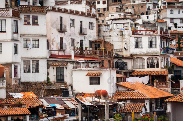 墨西哥多姿多彩的小镇塔斯科的照片。