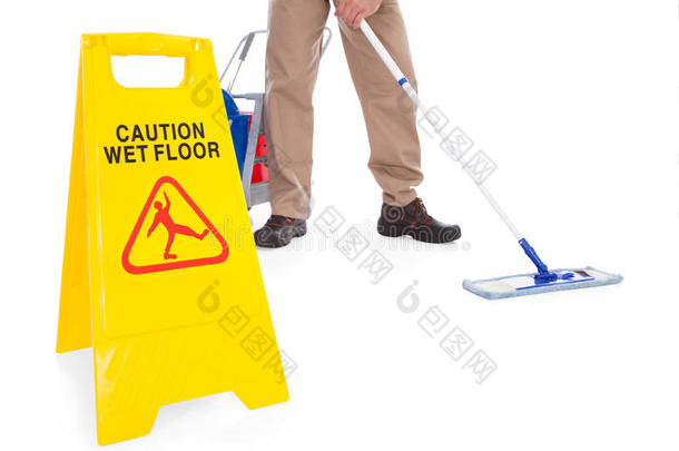 清扫车清扫地板，带警告标志