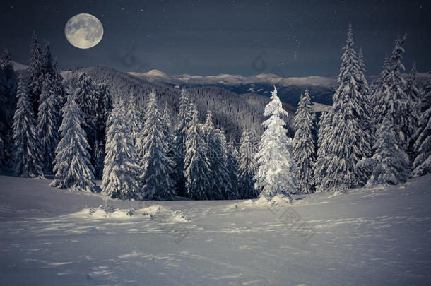 夜晚<strong>群星</strong>环绕的山峦中美丽的冬日景色