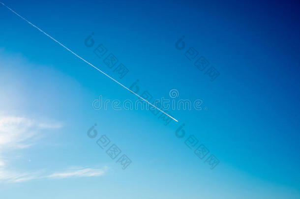 飞机在蓝天白云中飞行，留下痕迹