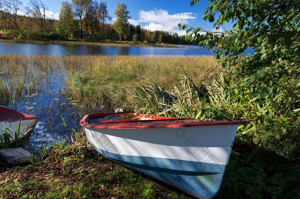 挪威秋湖弃船