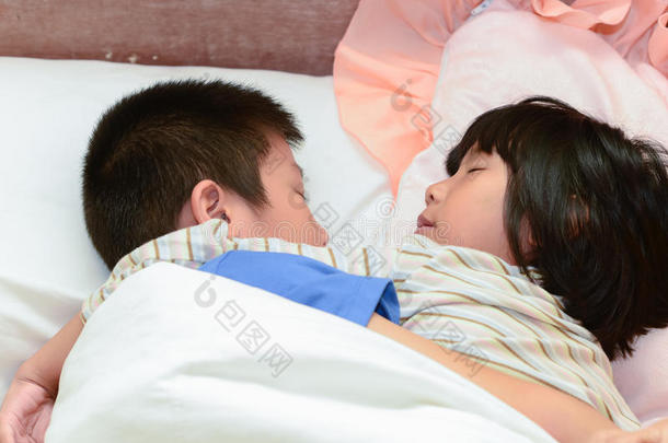 闭上睡觉的孩子，拥抱在一起。