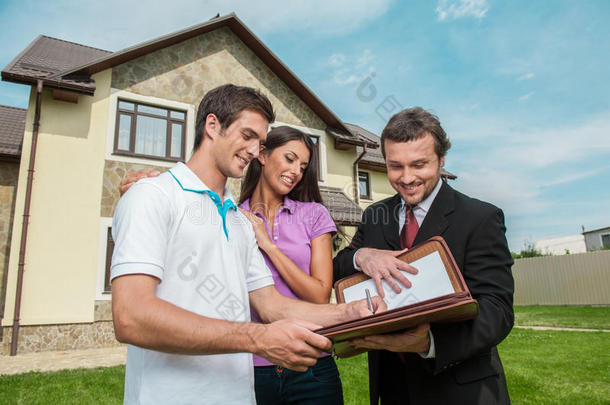 年轻人与房地产经纪人签订租房合同。