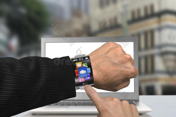 商务手指点应用程序图标的智能手表与弯曲的国际