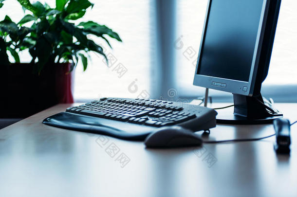 办公室办公桌上的电脑