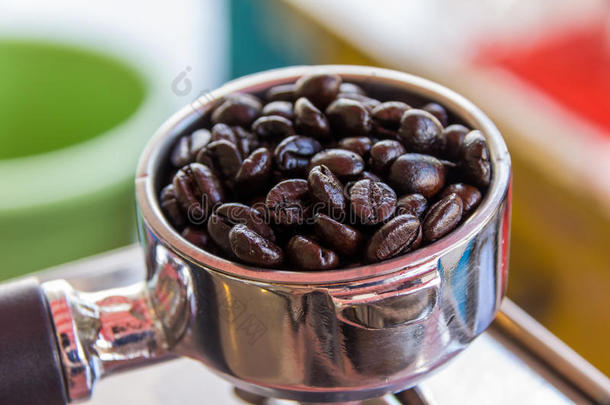 咖啡豆和<strong>不锈钢勺</strong>
