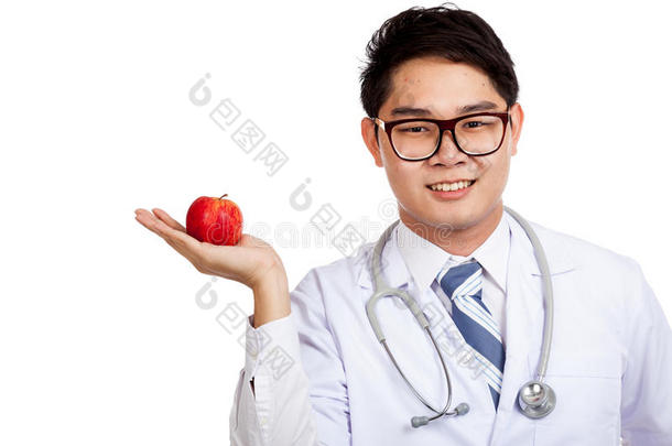 亚洲男医生手捧红苹果微笑