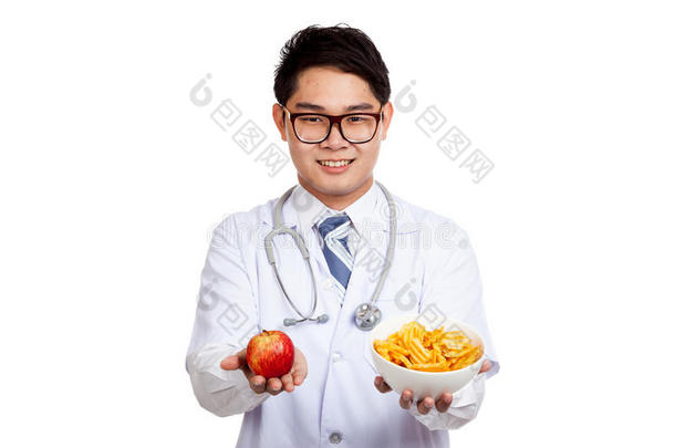 亚洲男医生笑着吃红苹果和薯<strong>片</strong>