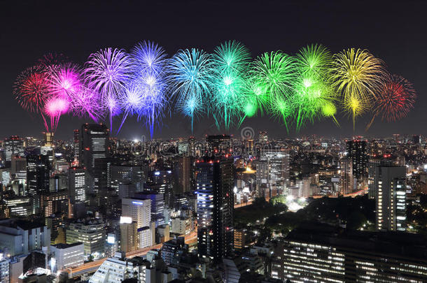 夜幕中东京市容上空燃放烟花