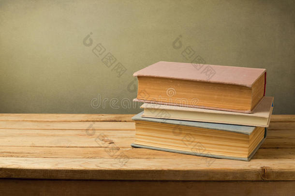 有复印空间的木制桌子上的彩色复<strong>古书</strong>籍